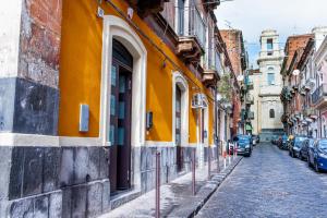 een lege straat in een stad met gele gebouwen bij Appartamento moderno Second House Catania 26 in Catania