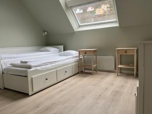 - une chambre avec un grand lit et une fenêtre dans l'établissement Kong Oscars Apartments, à Bergen