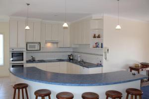 Η κουζίνα ή μικρή κουζίνα στο Red Rocks Road, Beach House in Cowes