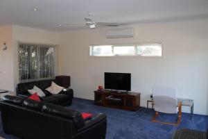 Μια τηλεόραση ή/και κέντρο ψυχαγωγίας στο Red Rocks Road, Beach House in Cowes +5 φωτογραφίες