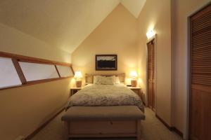 Postel nebo postele na pokoji v ubytování Lake Placid Lodge by Whistler Retreats + 20 fotografií