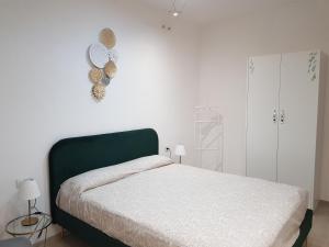 um quarto com uma cama com uma cabeceira verde em Villa Rosa Cilento em Caprioli
