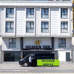 um homem ao lado de uma carrinha em frente a um hotel em Heaven Inn Airport Hotel em Arnavutköy