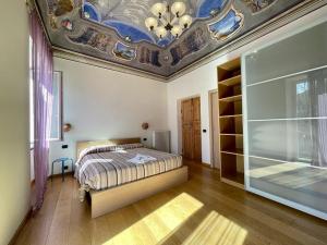 una camera da letto con un letto con soffitto a cassettoni di Viola apartment, Levanto - 5 Terre a Levanto