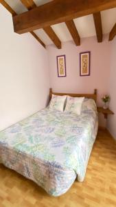 コスガヤにあるApartamentos Rurales Los Nogalesのウッドフロアのベッドルーム1室(ベッド1台付)