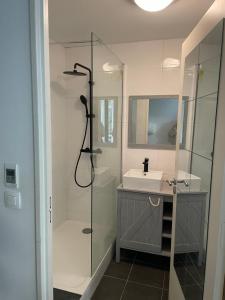 een badkamer met een douche en een wastafel bij Carry centre au calme in Carry-le-Rouet