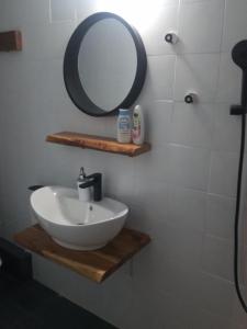 ein Bad mit einem Waschbecken und einem Spiegel in der Unterkunft Clock's House in Nafpaktos