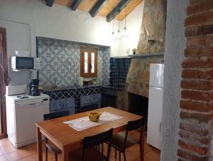Kuchyňa alebo kuchynka v ubytovaní Alojamiento Familiar con Chimenea - Alt Empordà