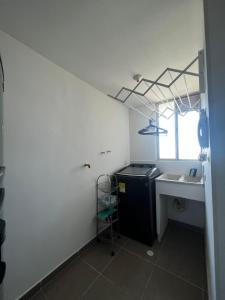 una pequeña cocina con fregadero y encimera en apartamento barranquilla villa campestre! en Puerto Colombia