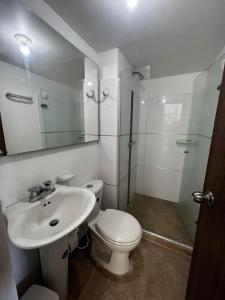 La salle de bains est pourvue de toilettes, d'un lavabo et d'une douche. dans l'établissement apartamento barranquilla villa campestre!, à Puerto Colombia