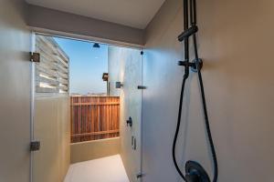 une douche avec une porte vitrée dans une salle de bain dans l'établissement 3010 - Amanecer J3, à Santa Cruz Huatulco 31 autres photos