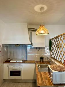 een keuken met witte apparatuur en een plafond bij Fisherman´s Cave in Faro