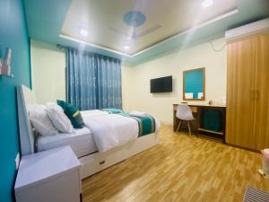Hedheykuri Residence Fuvahmulah tesisinde bir odada yatak veya yataklar