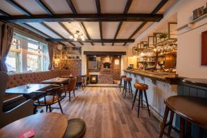 un restaurante con mesas y sillas y una chimenea en Woodroffe Arms, Hope Room 3 en Hope