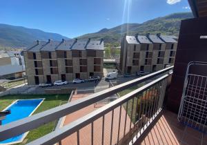 a balcony with a view of two buildings and a parking lot at Cálido piso -BONAVISTA- ¡IDEAL PARA TI Y LOS TUYOS ! in Sort