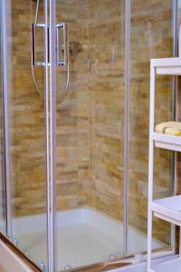 a bathroom with a shower with a tub at Chicco di grano in Foiano della Chiana