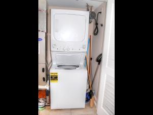 - Lavadora y secadora en una habitación pequeña en Bahama Sands 1204, en Myrtle Beach