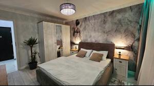 Säng eller sängar i ett rum på Divine Apartments Oradea Ap 19