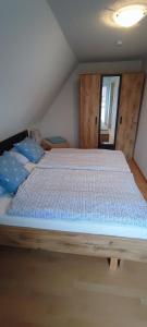 En eller flere senge i et værelse på Ferienwohnung Lütt Stuuv