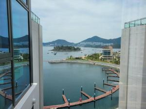 - une vue sur une étendue d'eau depuis un bâtiment dans l'établissement The Castle Ocean Marina Double Suite, à Yeosu
