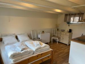 ein Schlafzimmer mit einem Bett mit weißen Kissen darauf in der Unterkunft Guest House Stare in Strömstad