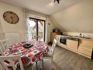 Kuchyň nebo kuchyňský kout v ubytování Les Chambres Du Vignoble