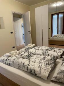 a large bed in a room with a mirror at Casa Laghetto in Castellaro