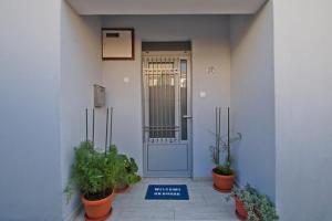 une porte d'un bâtiment avec des plantes devant lui dans l'établissement Apartman Bačić, à Vela Luka