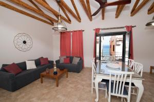 ein Wohnzimmer mit einem Sofa und einem Tisch in der Unterkunft Mare e Pietra in Monemvasia