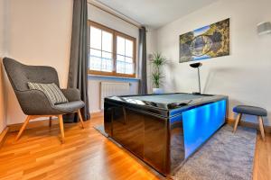 ein Wohnzimmer mit einem Aquarium und einem Stuhl in der Unterkunft Landhotel Jungbrunnen in Bad Brambach
