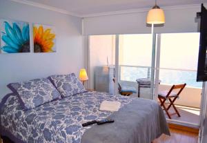 1 dormitorio con cama y vistas al océano en Vista al Mar & Descanso de lujo, Wifi & Parking Privado & 2"SmartTV, en Concón