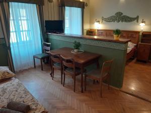 jadalnia ze stołem i krzesłami w pokoju w obiekcie Apartments Kájovská 63 w Czeskim Krumlovie