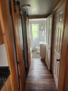 um corredor de uma casa de banho com um WC e uma porta em Little Green Cottage - The perfect retreat em Butler