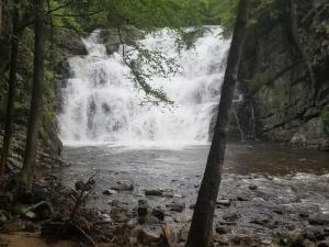 uma cascata no meio de um rio em Little Green Cottage - The perfect retreat em Butler