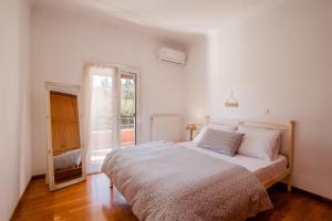 A bed or beds in a room at Yanna's Sea View Holiday House Close to Corfu Town