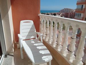 ラ・マンガ・デル・マール・メノールにあるPEDRUCHO POINT, menor sea & mediterranean sea viewsの- 景色を望むバルコニー(白い椅子付)