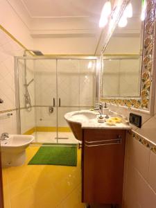 ein Bad mit einem Waschbecken und einer Dusche in der Unterkunft Augusto Capri Apartment in Capri