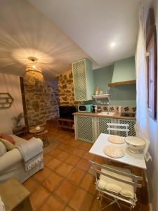 ein Wohnzimmer mit einem Sofa und einem Tisch in der Unterkunft Posada de Lola in El Molar