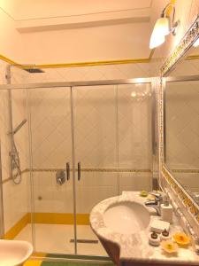 y baño con lavabo y ducha. en Augusto Capri Apartment, en Capri