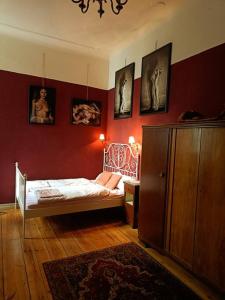 um quarto com uma cama e quadros na parede em Schöneberg Holiday Flat & Art Gallery em Berlim