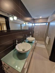 セントジュリアンズにあるKORZO SUITES ST. JULIAN`Sの洗面台2つとシャワー付きのバスルーム +29枚の写真