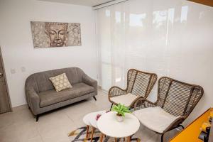 Posezení v ubytování Marquis Enclave, Condo With Pool Access and More