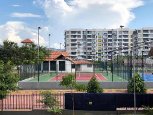 Tenis a/nebo squash v ubytování Marquis Enclave, Condo With Pool Access and More nebo okolí