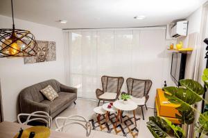 Posezení v ubytování Marquis Enclave, Condo With Pool Access and More