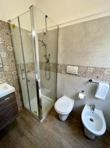 W łazience znajduje się prysznic, toaleta i umywalka. w obiekcie La Terrazza di Sant'Agata w Katanii