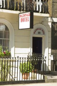 una señal para un hotel madrid al lado de un edificio en Macdonald Hotel, en Londres