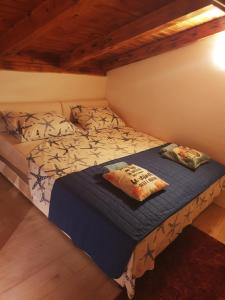 1 cama con 2 almohadas en una habitación en STUDIO APARTMAN "Daria", en Kostrena