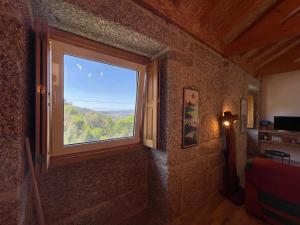 ventana en una habitación con vistas en Casa Botica - Gerês Country House, en Terras de Bouro