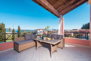 A balcony or terrace at Yanna's Sea View Holiday House Close to Corfu Town