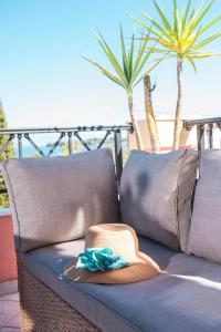 A seating area at Yanna's Sea View Holiday House Close to Corfu Town